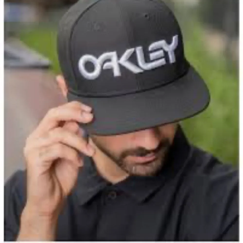 Oakley NewEra Mark II Embroidered Baseball Cap, flat brim in black, Gently used